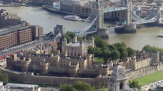 Tour de Londres - An aerial view of the tower of London as seen from the SwissRe Tower [Wikimedia Commons, 2005]