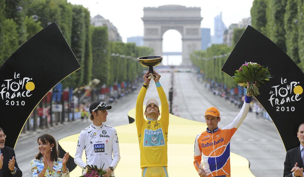 Andy Schleck (à g.) remporte du coup son premier Tour de France, 1 an et demi après avoir franchi la ligne d'arrivée... [KEYSTONE - Alain Mounic]