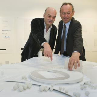 Les municipaux Olivier Français et Marc Vuilleumier lors de la présentation du projet en février dernier. [Jean-Christophe Bott]