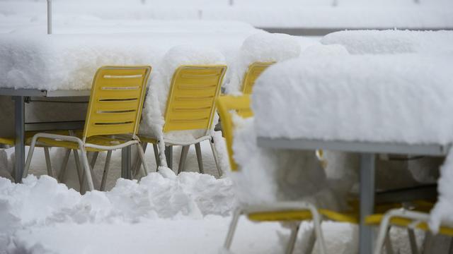 Toujours sur les hauteurs d'Adelboden (BE), la terrasse de ce restaurant a reçu une épaisse couche de neige, à 1974 mètres d'altitude. [KEYSTONE - Peter Schneider]