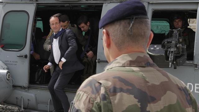 François Hollande tient à expliquer à ses troupes les raisons du retrait d'Afghanistan de l'armée française .