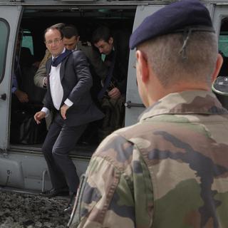 François Hollande tient à expliquer à ses troupes les raisons du retrait d'Afghanistan de l'armée française .
