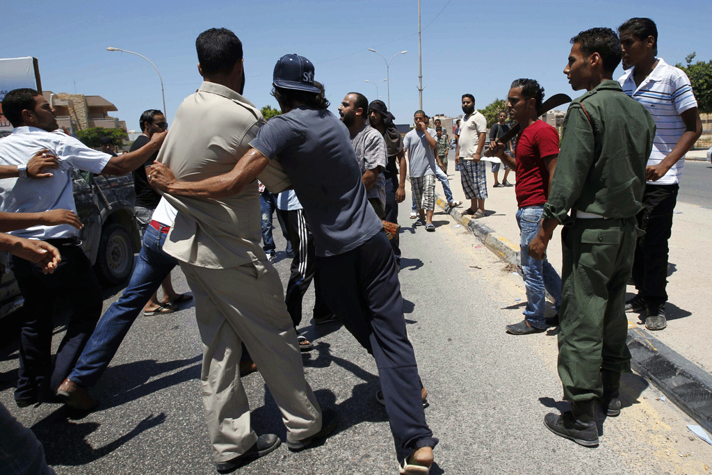Des bagarres entre manifestants pro et anti-élections ont éclatées dans le centre de Benghazi. [Youssef Boudlal]