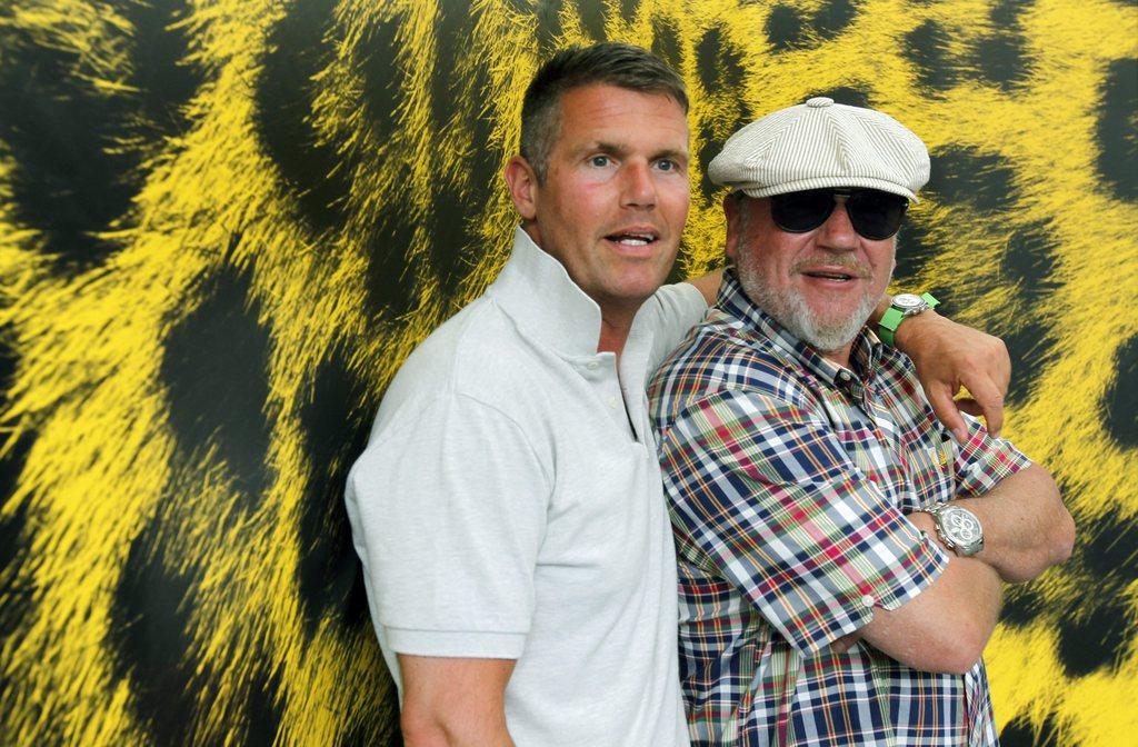 L'acteur britannique Ray Winstone (à droite) et son compatriote le réalisateur Nick Love posent avant la projection de "leur" film sur la Piazza Grande, "The Sweeney". [EPA/URS FLUEELER]