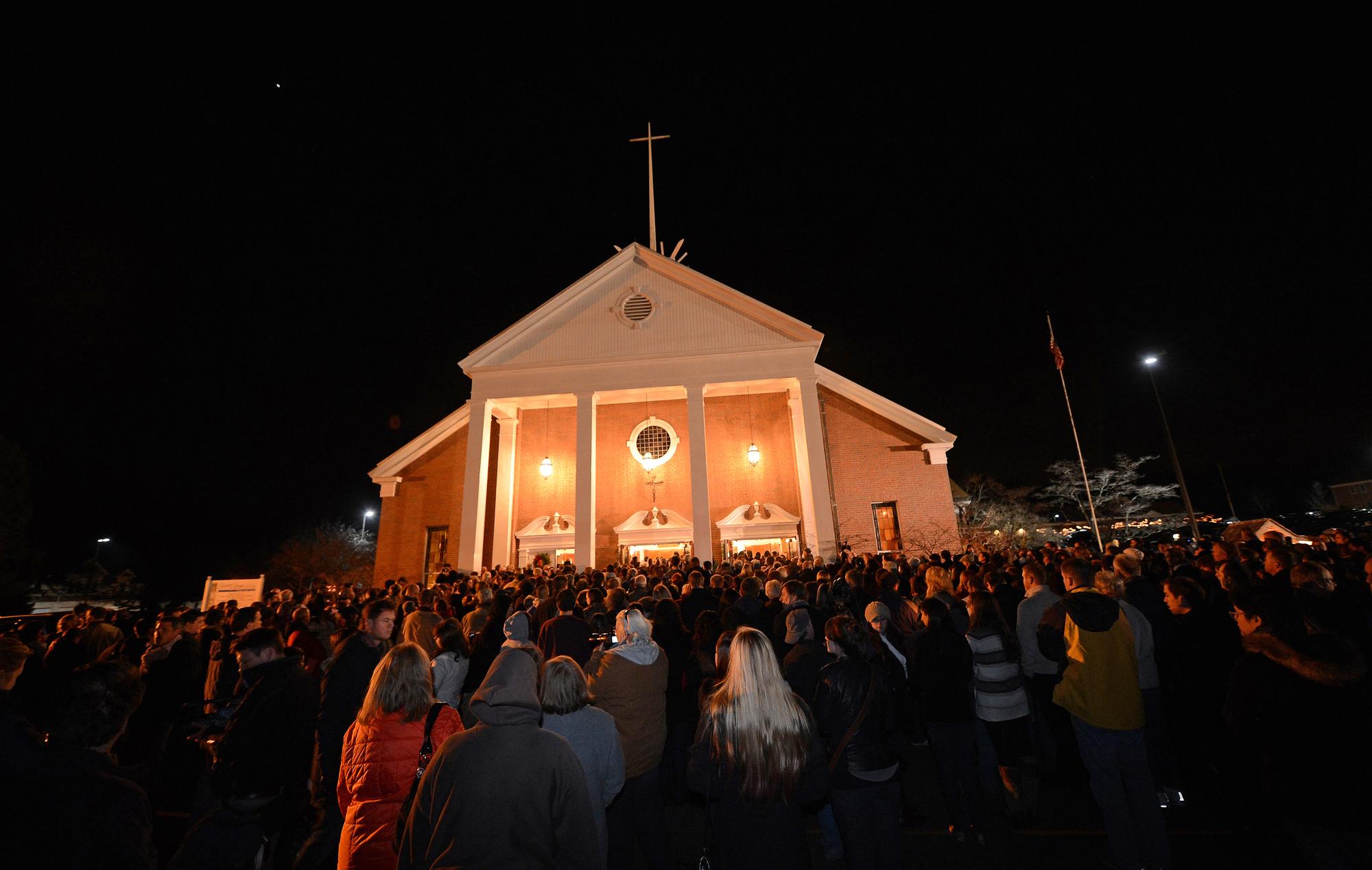 Des centaines de personnes ont participé dans la soirée à un service religieux à l'Eglise St-Rose de Newtown. [AFP - Emmanuel Dunand]