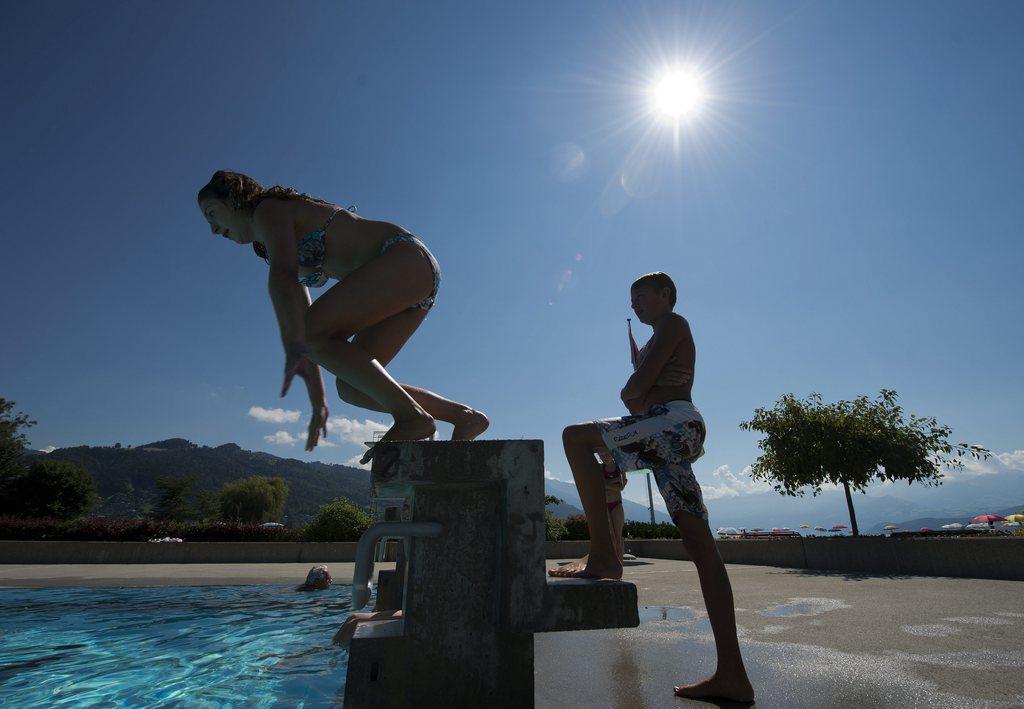 Les piscines sont prises d'assaut dans tout le pays. [Peter Schneider]