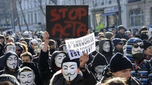 Des manifestants d'Anonymous contre l'accord européen ACTA sur la contrefaçon à Paris le 11 février 2012.