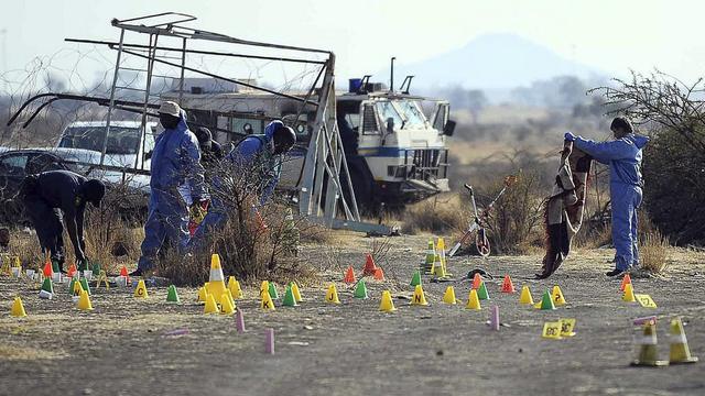 Les enquêteurs sur les lieux du drame à Marikana, en Afrique du Sud. [EPA]