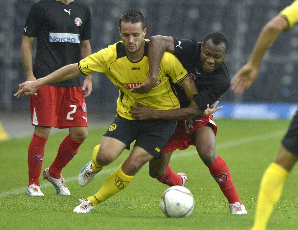 L'expulsion de Nef à la 74', provoquant ainsi un penalty et le 1-0 des Danois, a compliqué la vie du club bernois. [PETER SCHNEIDER]