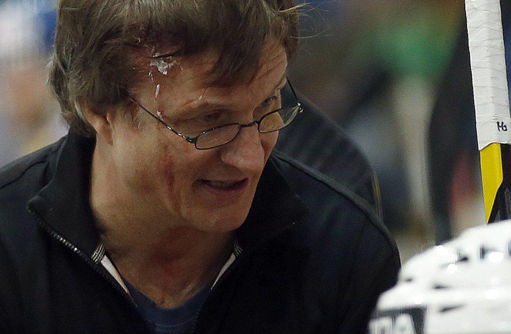 Entraîneur de hockey, un métier dangeureux...: Del Curto a été blessé par un puck. [KEYSTONE - Patrick B. Kraemer]