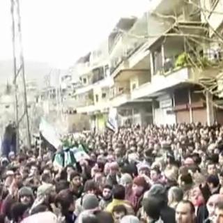 Les troubles semblent se rapprocher de la capitale, ici une photo amateur et non vérifiée d'un enterrement d'une victime de la répression à Damas.