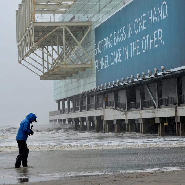 Un reporter de télévision à Atlantic City lors du passage de l'ouragan Sandy le 29 octobre 2012. [Stan Honda]