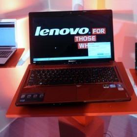 Un nouveau modèle d'ordinateur portable présenté en Inde par Lenovo, en juin 2012