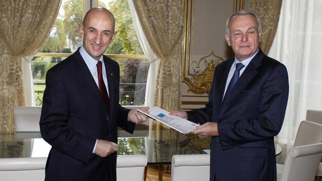 Louis Gallois (à gauche) a remis son rapport lundi matin au Premier ministre français Jean-Marc Ayrault. [Thibault Camus]