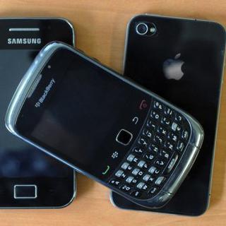 Un Blackberry, un Samsung et un iPhone
