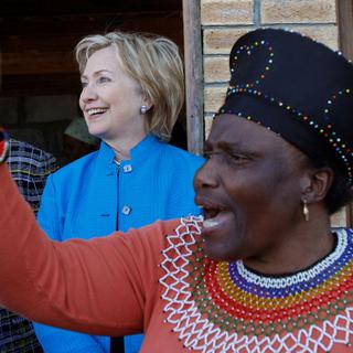 La secrétaire d'Etat américaine Hillary Clinton a entamé ce mercredi soir par le Sénégal une tournée de 11 jours en Afrique pour y vanter la démocratie, la croissance et la sécurité sur un continent confronté à l'offensive économique de la Chine. [SCHALK VAN ZUYDAM]
