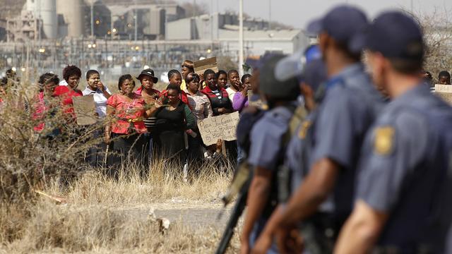 La police a été déployée pour protéger les non-grévistes. [Siphiwe Sibeko]