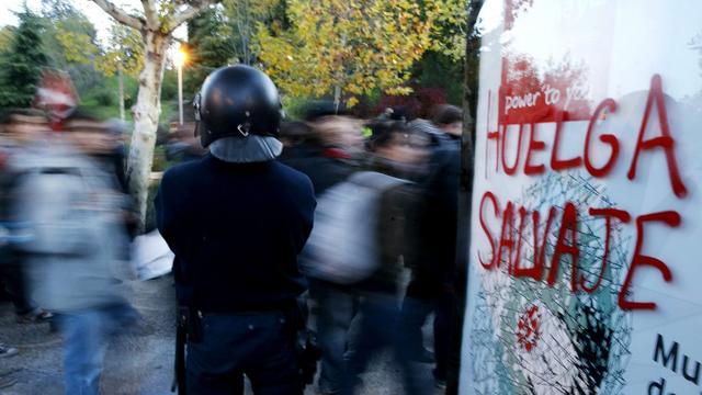 Le mot d'ordre "Grève sauvage" est inscrit sur une publicité alors que les manifestants défilent à Madrid. [JUAN CARLOS HIDALGO]