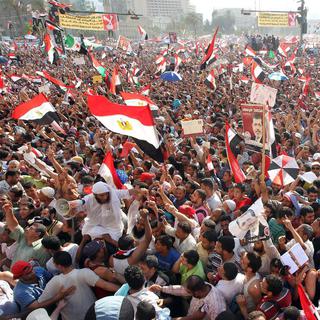Des Egyptiens célébrent dans la rue l'élection du candidat des Frères musulmans, Mohamed Morsi. [Mohamed Messara]