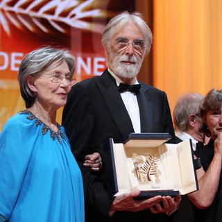 Emmanuelle Riva, Michael Haneke (au centre) et Jean-Louis Trintignant L'équipe du sur scène pour recevoir la Palme d'Or à Cannes en 2012. [Valery Hache]