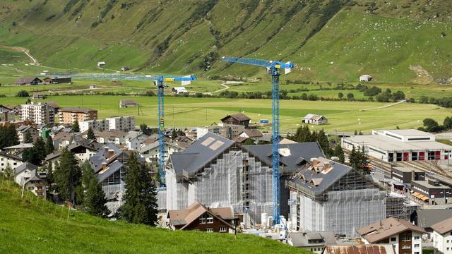 Toujours en construction, l'hôtel Chedi devrait ouvrir à l'occasion de la saison 2013-2014 à Andermatt (UR). [Sigi Tischler]