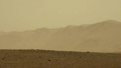 Vue du sol et de montagnes de Mars, prise par le robot Curiosity et diffusée par la Nasa le 9 août 2012