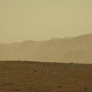 Vue du sol et de montagnes de Mars, prise par le robot Curiosity et diffusée par la Nasa le 9 août 2012
