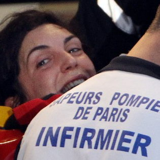 Edith Bouvier à son arrivée à Paris après son rapatriement, le 2 mars 2012. [Jacques Demarthon]
