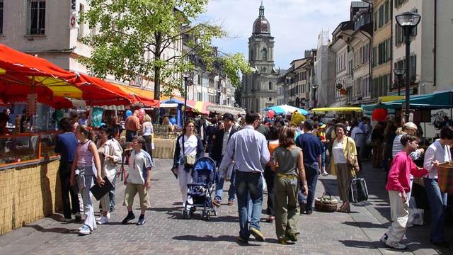 Marché sur la Grand-Rue à Morges. [© Office du Tourisme de Morges]