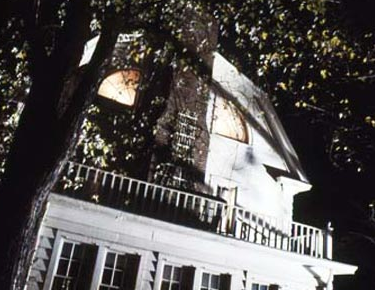 Amityville, la maison du diable, un film avec des phénomènes de fantômes qui a marqué son époque. [© Collection Christophe L.]