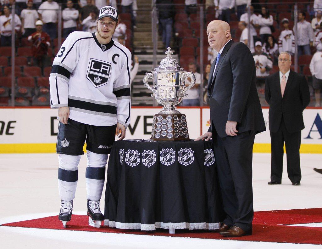 Dustin Brown, le capitaine des Kings, reçoit le trophée de vainqueur de la Conférence. [Keystone - Matt York]