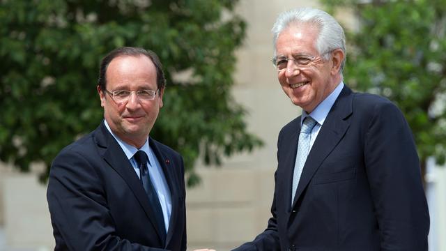 Le président français François Hollande et le Premier ministre italien Mario Monti ont échangé leurs vues sur la zone euro lors d'un déjeuner de travail à l'Elysée. [Bertrand Langlois]