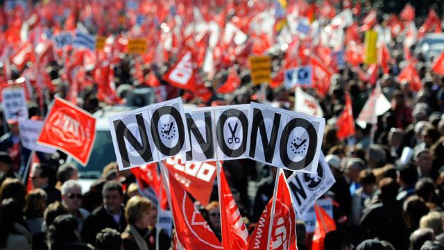 Ce dimanche, des centaines de milliers d'Espagnols ont manifesté pour dénoncer les réformes du droit du travail et les coupes dans les dépenses publiques. [AFP - Dani Pozo]