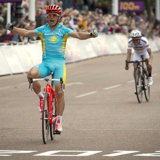 La course cycliste en ligne a vu la victoire surprise du Kazakh Alexandre Vinokourov. [Odd Andersen]
