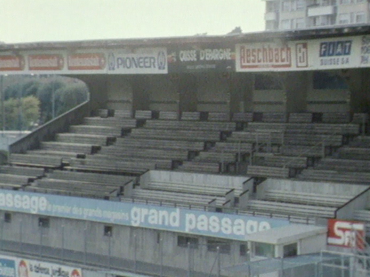 Publicité dans stade des Charmilles 1981 [TSR archives]