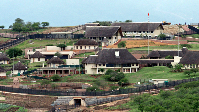 La "modeste" résidence du président Zuma, faite de toits de chaume, à Nkandla. [Stringer]