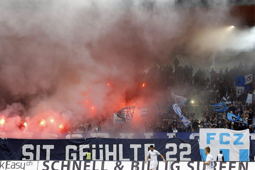 Les fans du FC Zurich se sont chargés d'assurer l'ambiance dans les gradins. [KEYSTONE - ALESSANDRO DELLA BELLA]