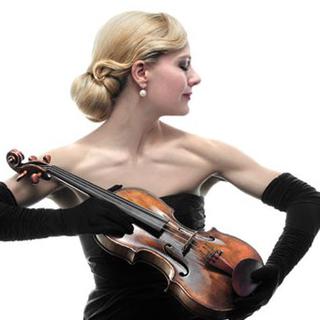 A travers les créations d'Art-en-Ciel, la violoniste Isabelle Meyer unit la musique à d'autres disciplines artistiques. [Crossworx Fashion Studio, 2007 / DR]