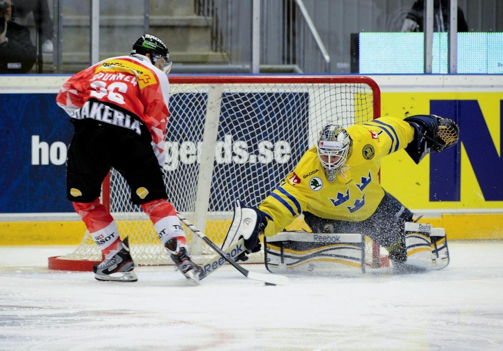 epa03187600 Damien Brunner, left, of Switzerland scores a penalty on Swedish goalkeeper Jhonas Enroth, right, during their Sweden vs. Switzerland friendly match at Behrn Arena in Orebro, Sweden, April 18, 2012. EPA-PONTUS LUNDAHL [Pontis Lundhal]