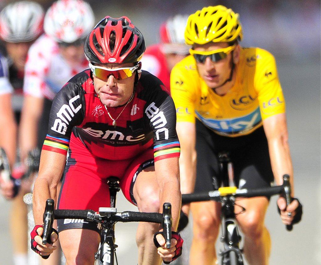 Cadel Evans a passé la ligne juste devant son rival et maillot jaune Bradley Wiggins. [KEYSTONE - NICOLAS BOUVY]