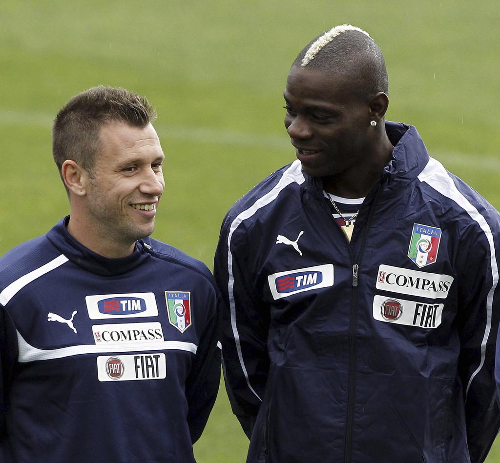 Italy's Antonio Cassano, left, shares a smile with Mario Balotelli, during a training session of the Italian national soccer team at the Coverciano sports center, near Florence, Italy, Monday, May 21, 2012. Italy coach Cesare Prandelli has warned controversial striker Mario Balotelli to avoid controversy. Balotelli has been included in Italy's provisional 32-man squad for the European Championship and joined his teammates Monday at the Azzurri's training ground near Florence. (AP Photo/Fabrizio Giovannozzi) [KEYSTONE - Fabrizio Giovannozzi]