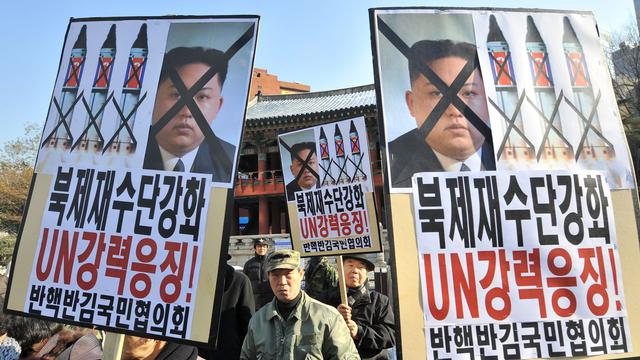 Des Sud-Coréens ont manifesté ce mercredi 12.12.2012 à Séoul, après le tir de la fusée nord-coréenne. [Jung Yeon-Je]