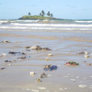 Petit archipel de l’Océan Indien, les Comores ploient sous le poids de leurs déchets. Ici, la plage de Ndroude. [Isabelle Chevalley]