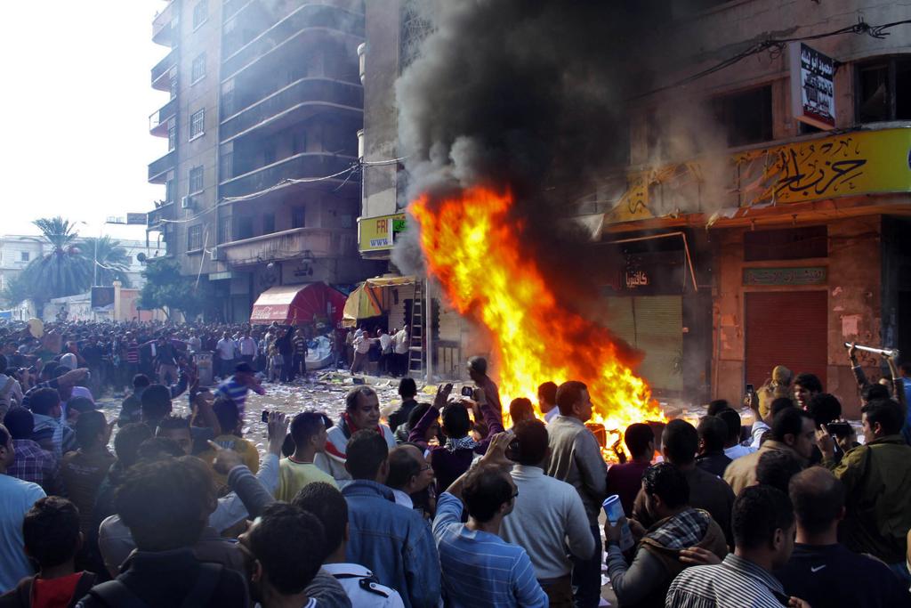 Les manifestants ont mis le feu à la devanture du siège du Parti de la liberté et de la Justice, issu des Frères musulmans. [AP - Amira Mortada]