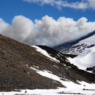 Le volcan Copahue à la frontière Chili-Argentine est entré en activité. [EPA/Ariel Marinkovic]