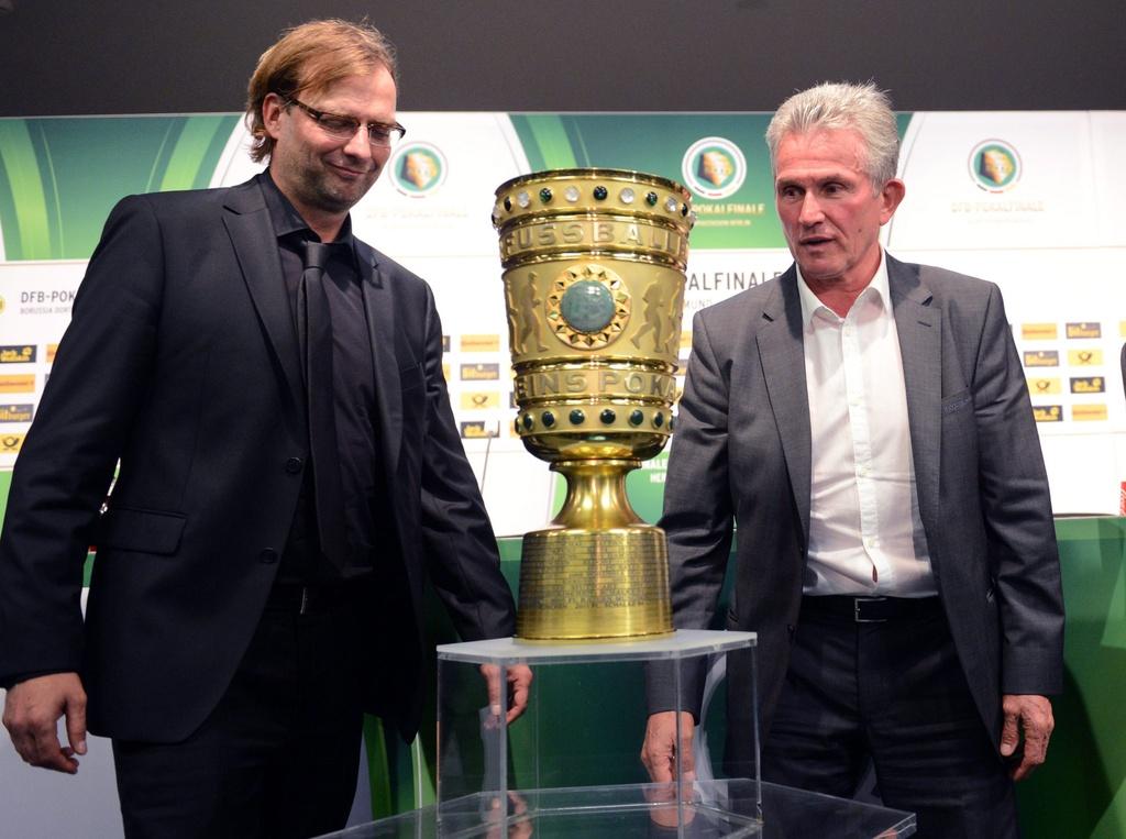 Jürgen Klopp (à gauche) et Jupp Heynckes regardent le "Pokal" avec un certain intérêt... [Keystone - RAINER JENSEN]