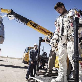 Felix Baumgartner sort  le 9 octobre 2012 de la capsule à Roswell au Nouveau-Mexque