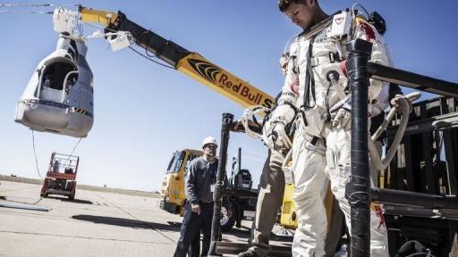 Felix Baumgartner sort  le 9 octobre 2012 de la capsule à Roswell au Nouveau-Mexque