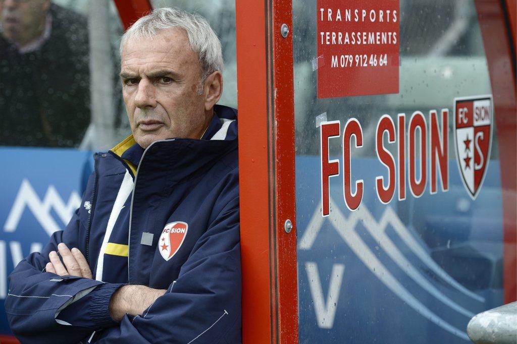 L'entraineur valaisan Michel Decastel, lors de la rencontre de football de Super League entre le FC Sion et FC Luzern, ce dimanche, 7 octobre 2012, au stade de Tourbillon, a Sion. (KEYSTONE-Laurent Gillieron) [Laurent Gillieron]