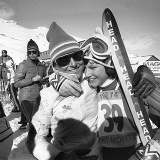 Lise-Marie Morerod fête une médaille de bronze lors d'un slalom en février 1974 à St. Moritz. [Lise-Marie Morerod fête une médaille de bronze lors d'un slalom en février 1974 à St. Moritz.]